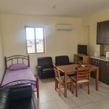 Apartment Top Floor 1 Bdrm Aprtrmnt *