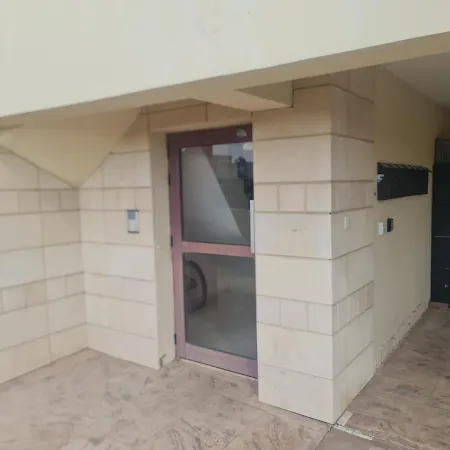 Top Floor 1 Bdrm Aprtrmnt *