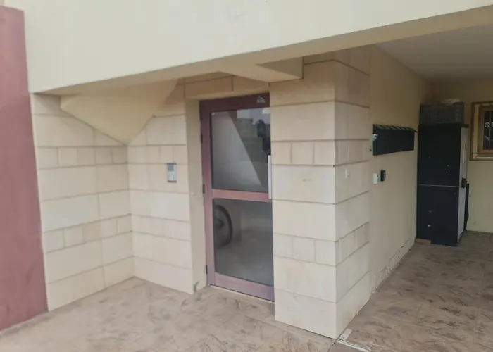 Top Floor 1 Bdrm Aprtrmnt *