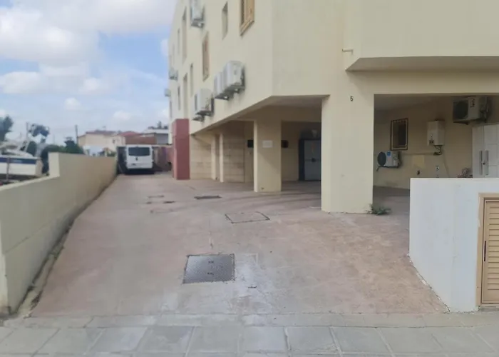 Top Floor 1 Bdrm Aprtrmnt