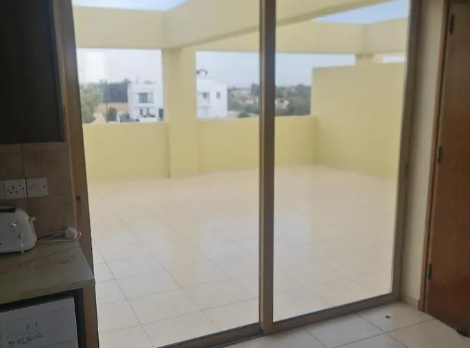 Lägenhet Top Floor 1 Bdrm Aprtrmnt Dromolaxia